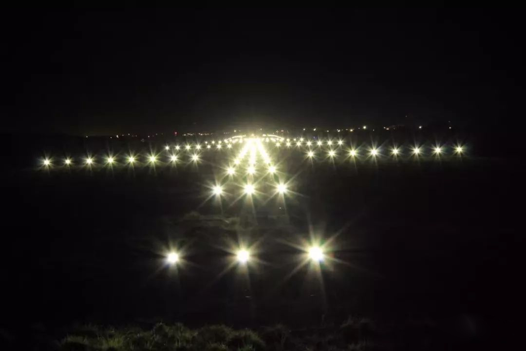 利比里亞國際機場跑道上的LED燈點亮了！