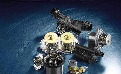 用手持式紅外測溫儀測量散熱器上、下水管的溫差,保證發(fā)動機工作溫度。