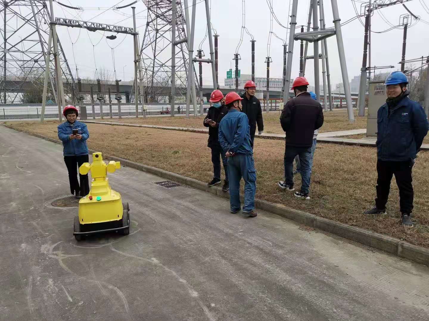 ?南陽(yáng)站千伏特高壓年度檢修圓滿完成，智能巡檢機(jī)器人全面投入運(yùn)營(yíng)