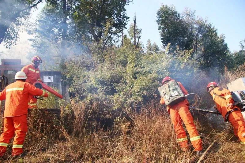 四川雅江這種5000米高度的林區(qū)，遠(yuǎn)紅外雙光重載云臺(tái)攝像機(jī)防雨防雷功能如何保障