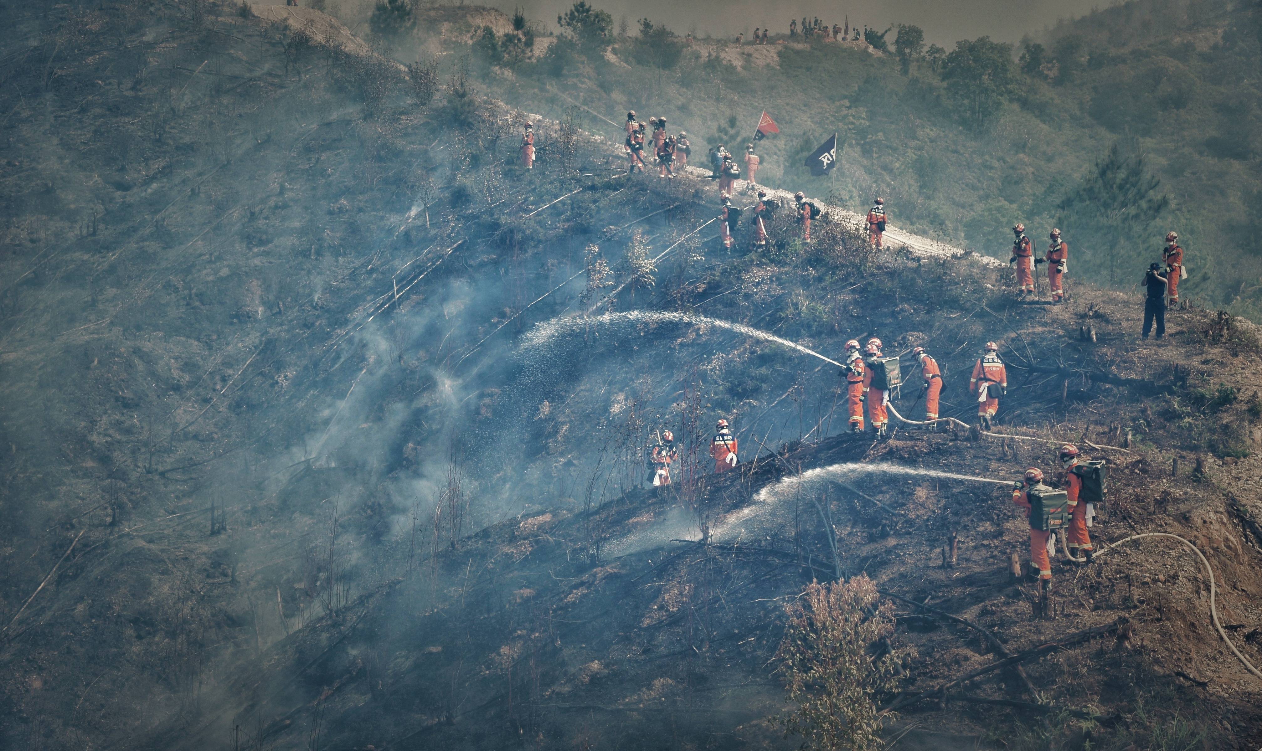 雙光譜智能預(yù)警監(jiān)控云臺一體化攝像機